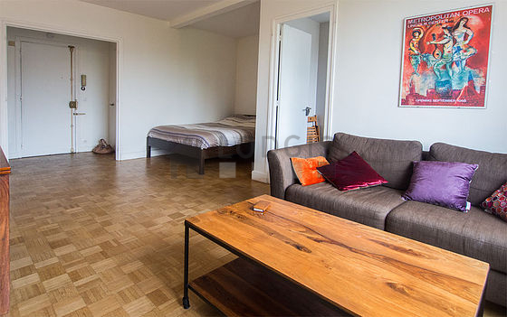Salon avec du parquet au sol