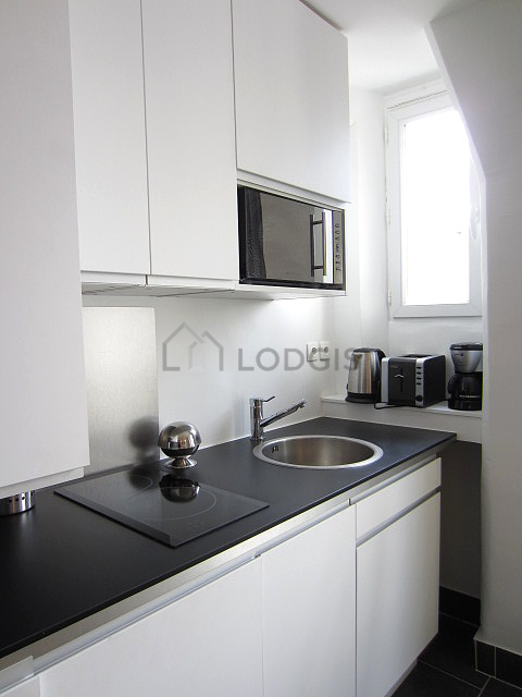 Very bright kitchen with double-glazed windows facing the courtyard