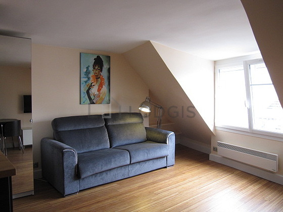 Bright living room furnished with 4 chair(s)