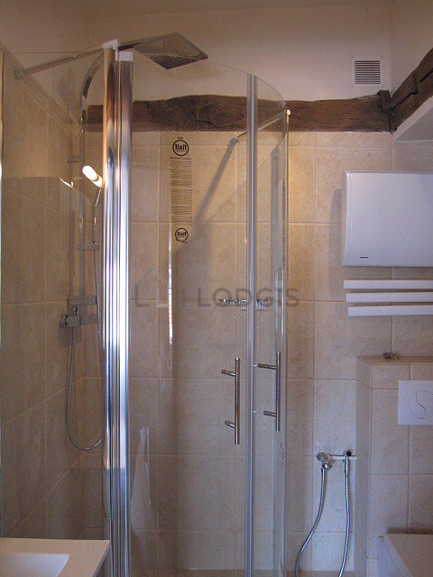 Salle de bain équipée de serviettes de bain