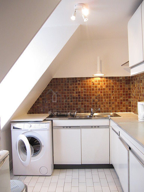 Cuisine équipée de lave linge, réfrigerateur, freezer, vaisselle