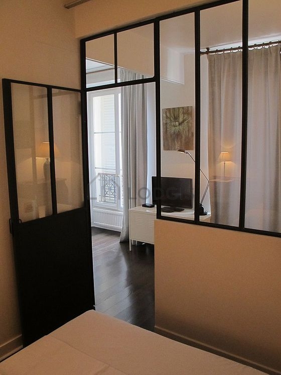 Chambre avec fenêtres