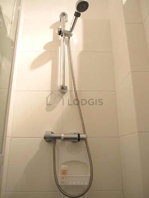Salle de bain équipée de serviettes de bain