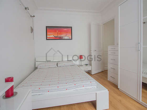 Bedroom of 13m² with woodenfloor
