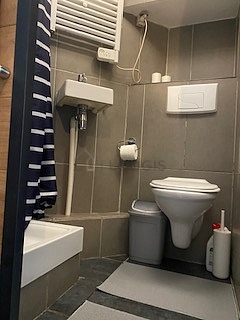 Salle de bain avec du carrelage au sol