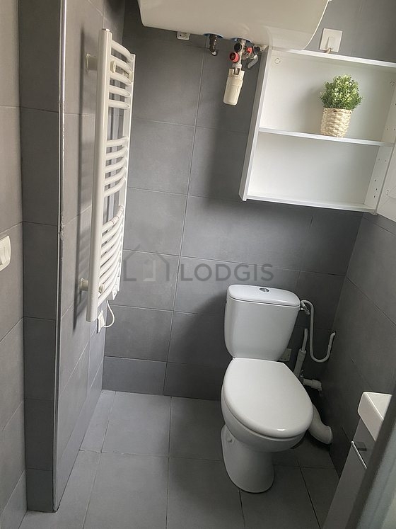 Belle salle de bain avec fenêtres double vitrage et du carrelage au sol