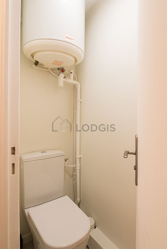 Toilettes indépendantes de la salle d'eau