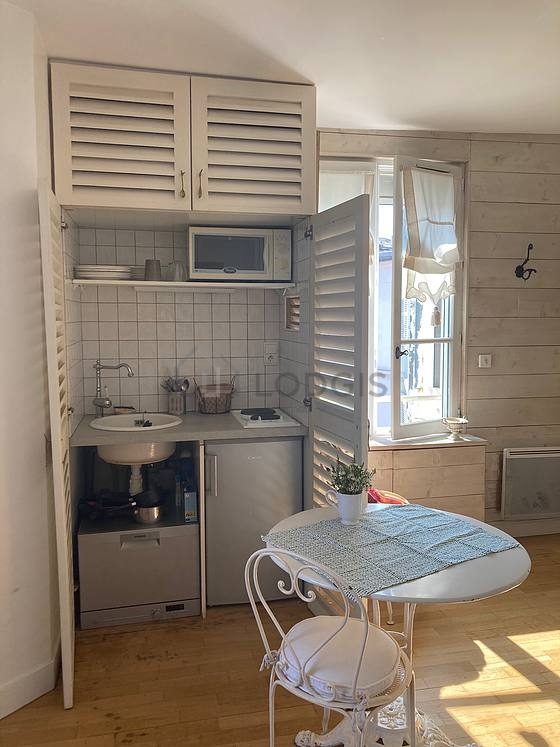 Cuisine avec du parquet au sol