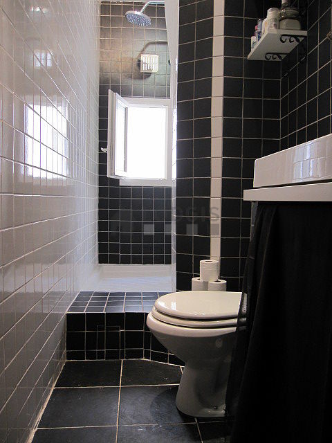 Salle de bain équipée de serviettes de bain