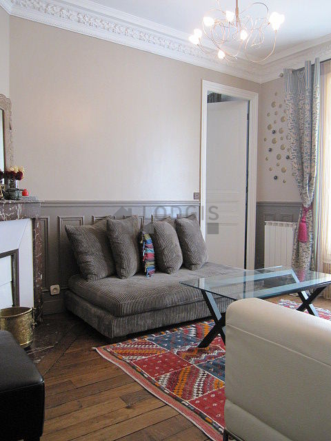 Salon avec du parquet au sol