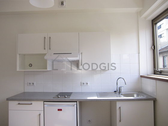 Cuisine équipée de plaques de cuisson, réfrigerateur, freezer, hotte
