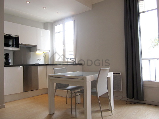 Séjour équipé de 1 canapé(s) lit(s) de 130cm, télé, chaine hifi, 5 chaise(s)