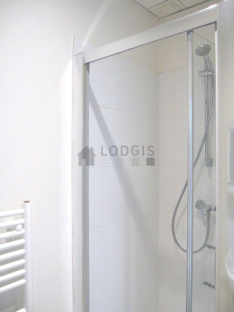 Salle de bain équipée de placard