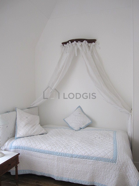 Chambre avec fenêtres double vitrage et balcon donnant sur cour