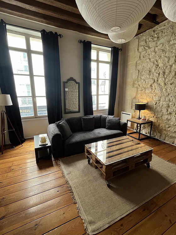 Séjour équipé de 1 canapé(s) lit(s) de 120cm, chaine hifi, penderie, placard