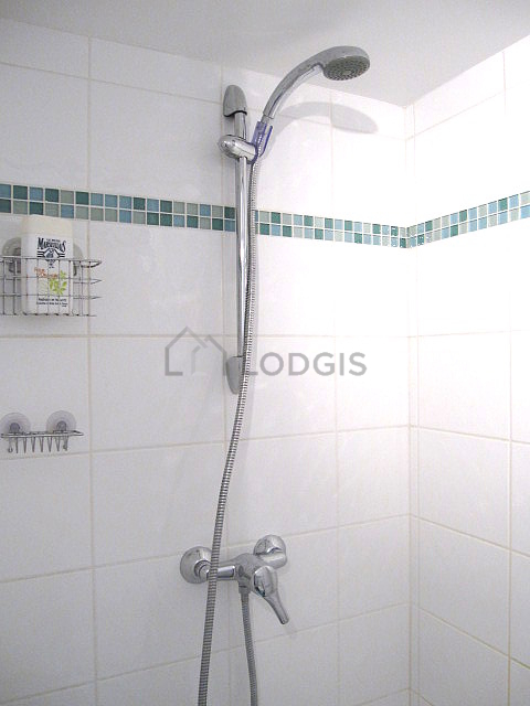 Salle de bain équipée de serviettes de bain