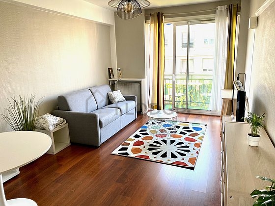 Séjour très calme équipé de 1 canapé(s) lit(s) de 140cm, télé, chaine hifi, 4 chaise(s)