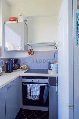Cuisine équipée de lave vaisselle, plaques de cuisson, réfrigerateur, vaisselle