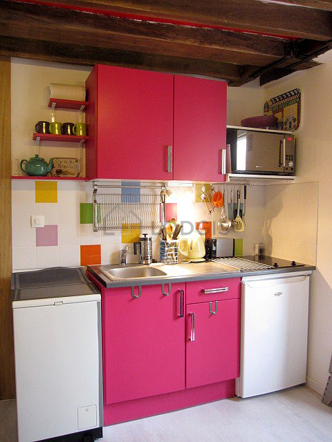 Belle cuisine avec du linoleum au sol
