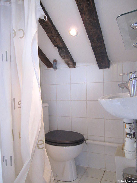 Bathroom equipped with bath towels