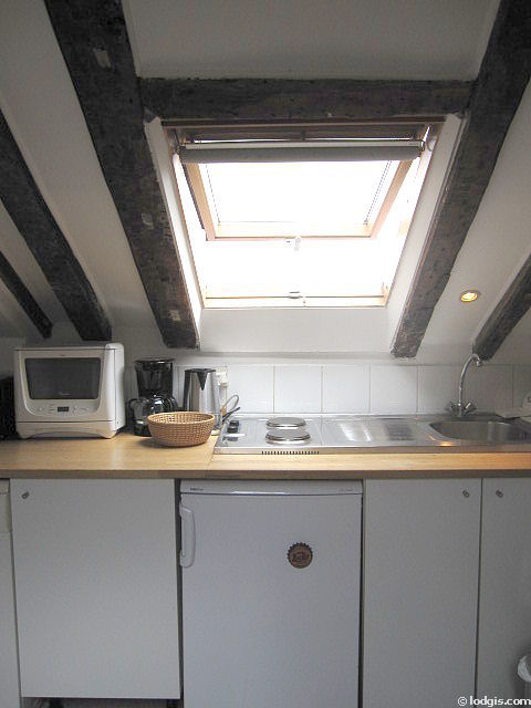 Cuisine équipée de lave linge, réfrigerateur, freezer, vaisselle