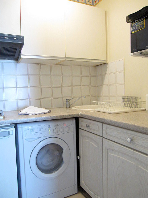 Cuisine équipée de lave linge, sèche linge, réfrigerateur, freezer