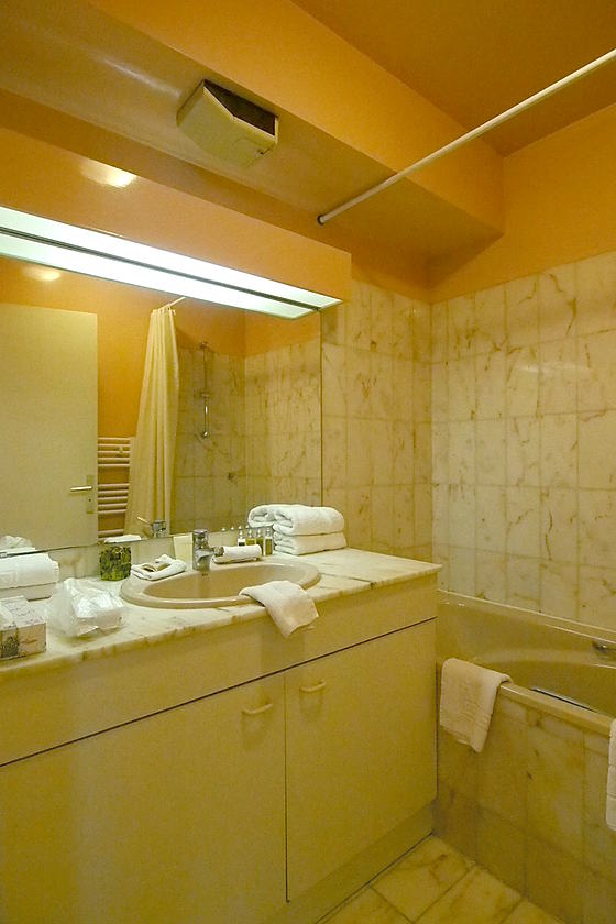 Agréable salle de bain avec du marbre au sol