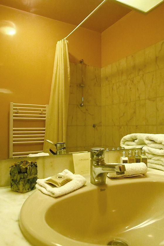 Salle de bain équipée de serviettes de bain