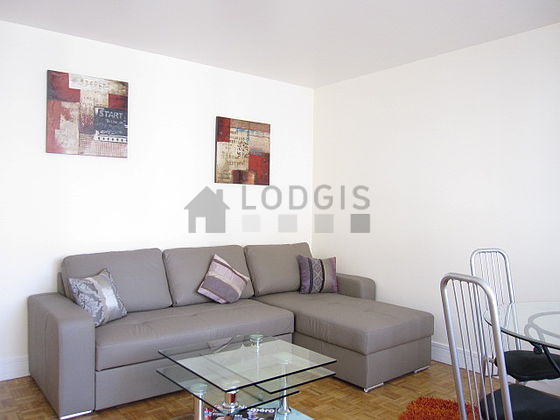 Séjour équipé de 1 canapé(s) lit(s) de 140cm, télé, chaine hifi, ventilateur