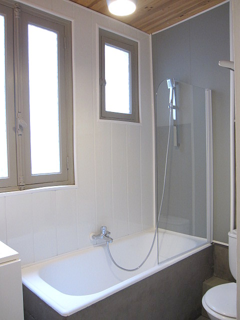 Salle de bain équipée de serviettes de bain