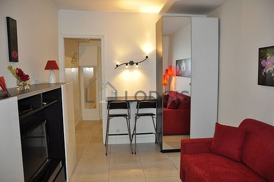 Salon avec du carrelage au sol