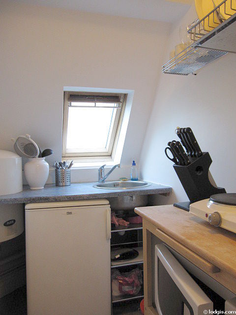 Cuisine équipée de plaques de cuisson, réfrigerateur, freezer, vaisselle