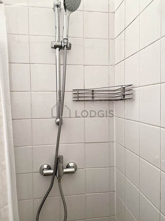 Salle de bain équipée de serviettes de bain