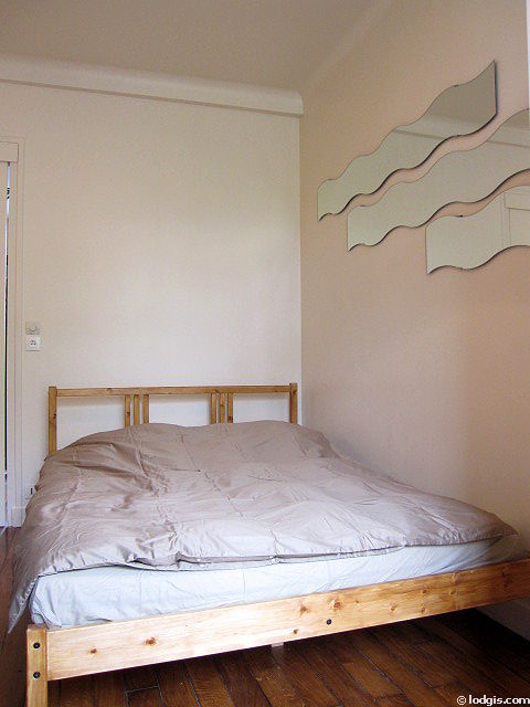 Chambre avec du parquet au sol