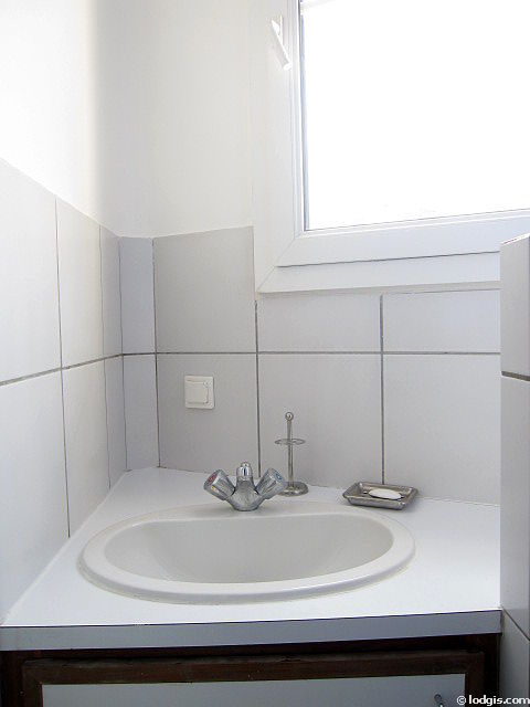 Salle de bain claire avec du carrelage au sol