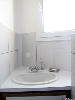 Bright bathroom with tilefloor