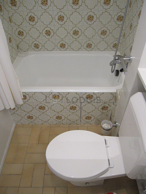 Bathroom equipped with bath towels