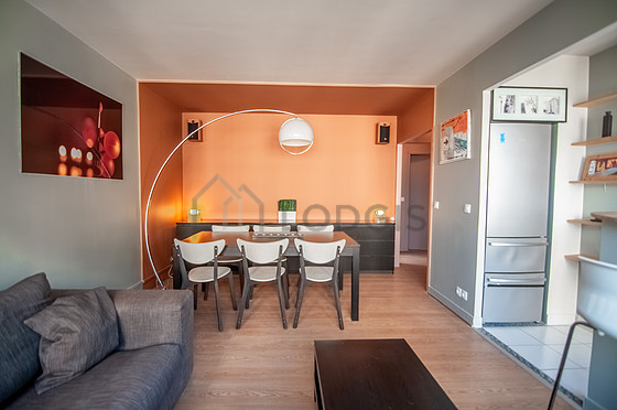 Salon avec du parquet au sol