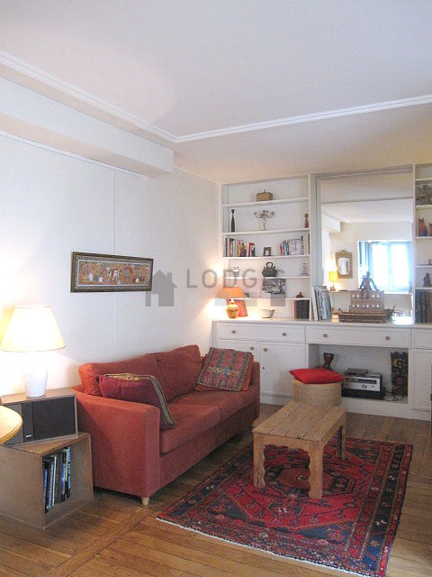 Quiet living room furnished with tv, hi-fi stereo, 1 armchair(s), 4 chair(s)