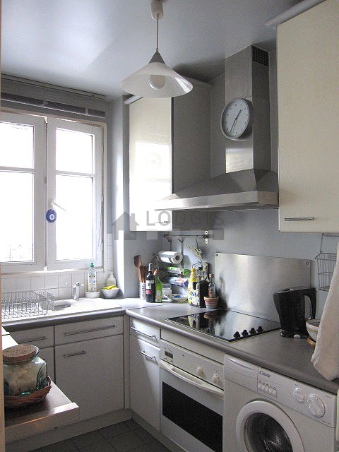 Cuisine dînatoire pour 2 personne(s) équipée de plaques de cuisson, réfrigerateur, hotte, vaisselle