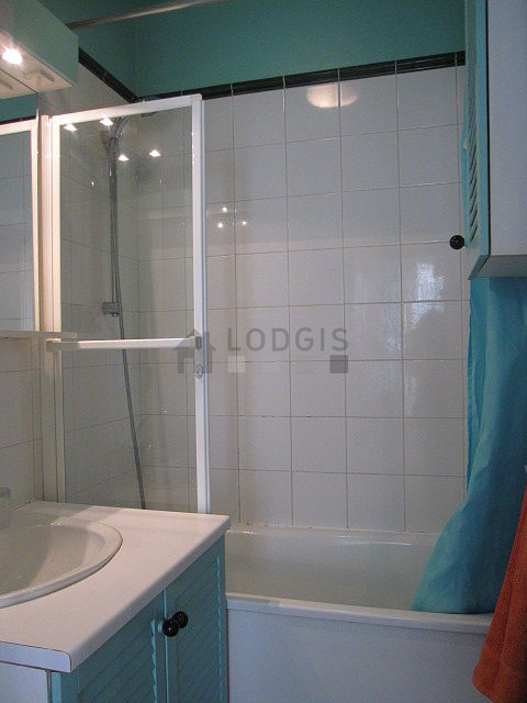 Salle de bain équipée de serviettes de bain