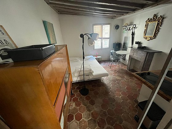 Séjour calme équipé de 1 canapé(s) lit(s) de 140cm, table à manger, table basse, placard