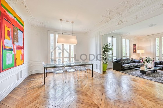 Salle à manger avec fenêtres