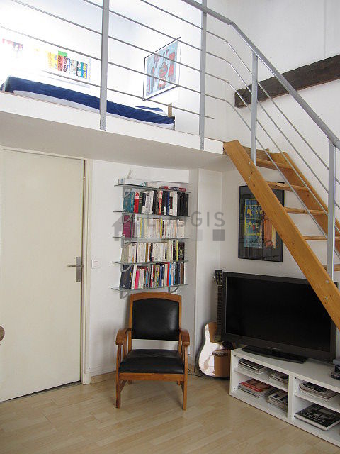 Séjour calme équipé de 1 lit(s) mezzanine de 140cm, télé, 1 fauteuil(s), 5 chaise(s)