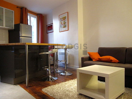Salon avec du parquet au sol