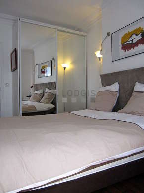 Quiet bedroom for 2 persons equipped with 1 bed(s) of 160cm