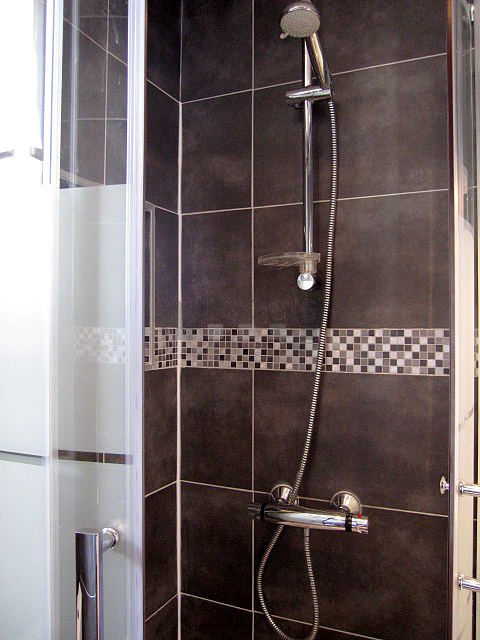 Salle de bain équipée de placard