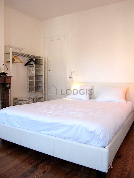 Quiet bedroom for 2 persons equipped with 1 bed(s) of 160cm