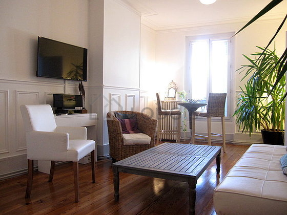 Séjour calme équipé de 1 canapé(s) lit(s) de 110cm, télé, chaine hifi, 2 fauteuil(s)