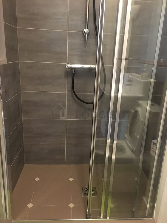Beautiful and bright bathroom with tile floor
